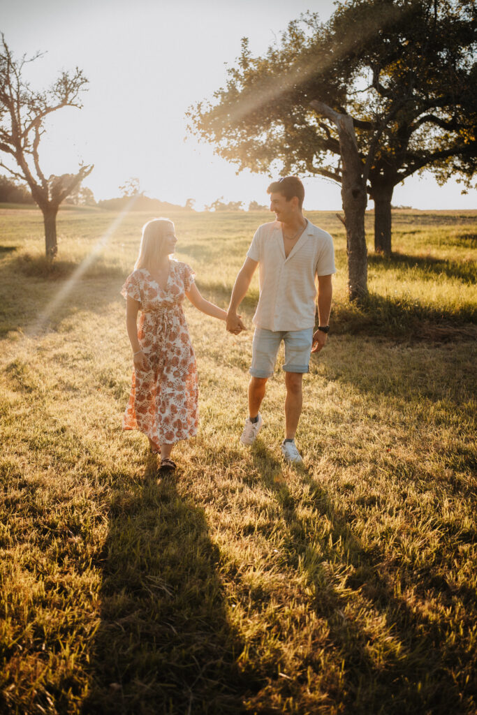 Paar Shooting Hand an Hand